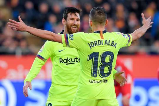 VÀO! Lionel Messi (Barcelona) nhận một đường chuyền và từ trong vòng cấm anh ấy lốp bóng qua Bono, người đã ra khỏi vạch vôi. Một pha dứt điểm tuyệt vời! 0:2.