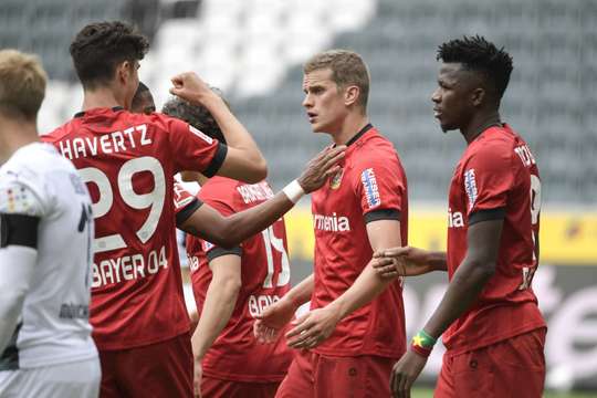 VÀO! Kerem Demirbay cứa bóng từ vị trí đá phạt vào vòng cấm và Sven Bender (Bayer Leverkusen) thoát khỏi người theo kèm để tung một cú đánh đầu xuất sắc, đánh bại thủ môn Yann Sommer và đưa bóng vào góc phải mành lưới. Tỉ số là 1:3.