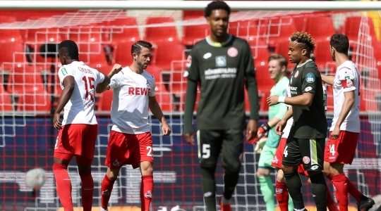 Vào! Mark Uth (Köln) sút bóng vào góc phải khung thành, vượt qua tầm với của Florian Muller dù thủ môn đã đổ người hết cỡ.