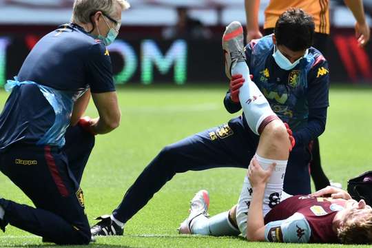 Trận đấu đang bị gián đoạn, Matt Targett (Aston Villa) bị choáng sau cú va chạm và các nhân viên y tế phải vào sân.