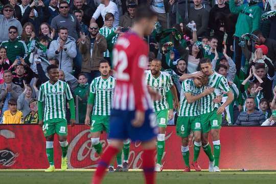 Vào! Jan Oblak đã chạm được những đầu ngón tay vào bóng sau cú sút của Sergio Canales (Betis), nhưng chừng đó thôi không đủ ngăn trái bóng đi vào góc phải khung thành.