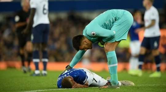 Richarlison (Everton) đang yêu cầu trợ giúp y tế và trọng tài đã cho dừng trận đấu để các bác sĩ vào sân.