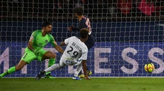 Joia Nuno Da Costa (Strasbourg) có rất nhiều khoảng trống sau khi đón một đường chuyền chính xác trong vòng cấm. Anh không do dự tung một cú sút tuyệt vời, đưa bóng vào góc thấp bên phải cầu môn.