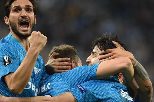 Vào! Sardar Azmoun (Zenit St Petersburg) chớp cơ hội sau một tình huống bóng bật ra trong vòng cấm và đánh bại thủ môn với một cú sút vào góc thấp bên phải. Tỉ số đã được nâng lên: 3:1.