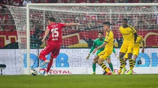Sebastian Andersson (Union Berlin) ghi bàn! Sebastian Andersson (Union Berlin) được kiến tạo bởi Sheraldo Becker và anh ấy đã cho thấy sự bình tĩnh tuyệt vời trong vòng cấm để sút vào góc phải phía dưới. 3:1.