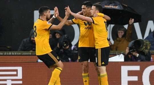 Tỉ số là 1:1! Raul Jimenez chuyền bóng cho Diogo Jota (Wolves) trong vòng cấm, người không bị ai kèm và sút bóng vào bên trái mành lưới.