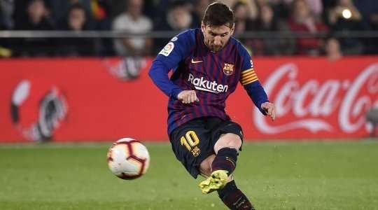 Lionel Messi (Barcelona) tung một cú sút phạt nguy hiểm từ ngoài rìa vòng cấm, đưa bóng đi sượt mép trong cột dọc bên trái. Thủ môn đã không có cơ hội cản phá nào trong tình huống vừa rồi. Một bàn thắng chói sáng! Tỉ số được nâng lên 4:3.