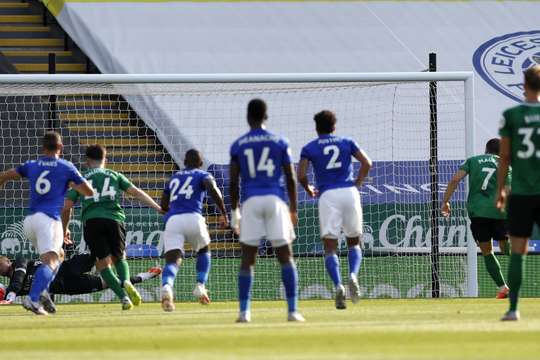 Cản phá thành công! Neal Maupay (Brighton) thực hiện quả phạt đền và sút bóng vào góc thấp bên trái, nhưng Kasper Schmeichel đã có một pha cản phá xuất sắc để từ chối cú sút của anh.