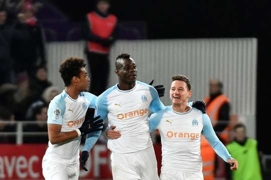 Vào! Mario Balotelli (Marseille) sút bóng bật ra vào góc trái phía dưới sau khi bóng đến chỗ anh ấy trong vòng cấm. Tỉ số là 1:1.