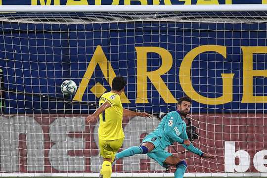Vào! Gerard Moreno (Villarreal) dễ dàng đệm bóng vào lưới trống từ một cự ly gần, sau khi một cú sút đã đập vào một người hậu vệ và quả bóng bật ra. Tỉ số là 1:1.
