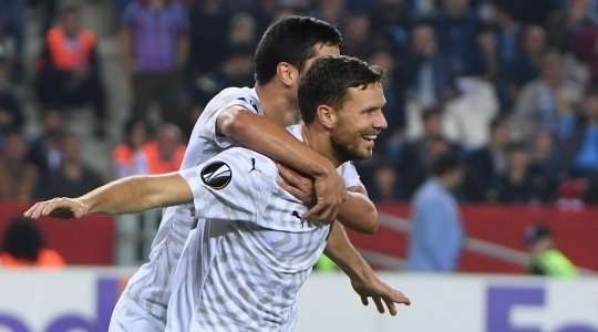 Vào! Bóng bật ra đến Marcus Berg (Krasnodar) và anh ấy tung cú sút từ cự li gần. Tỉ số là 0:1.