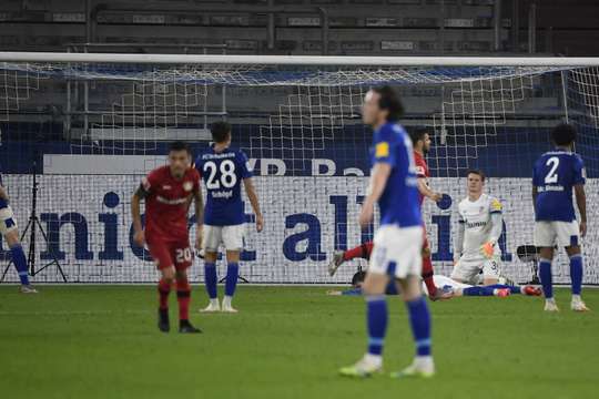 Juan Miranda (Schalke) vừa có một tình huống dứt điểm tinh tế, hạ gục thủ môn đội nhà!