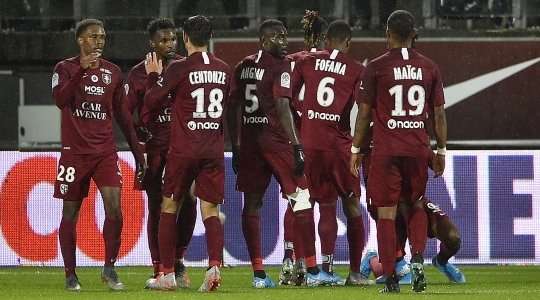 Habib Diallo (Metz) có rất nhiều khoảng trống sau khi đón một đường chuyền chính xác trong vòng cấm. Anh không do dự tung một cú sút tuyệt vời, đưa bóng vào góc thấp bên trái cầu môn.