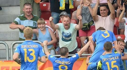 Vladyslav Supriaga (Ukraine) nhận một đường chuyền của đồng đội vào trong vòng cấm và ghi bàn bằng một cú sút chìm hoàn hảo vào mép trong cột dọc bên trái.