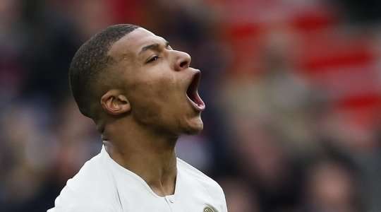Kylian Mbappe (Paris SG) lãng phí một cơ hội tốt ở bên trong vòng cấm. Anh tung một cú sút vô-lê đi vọt xà ngang trong gang tấc. Quá đáng tiếc.