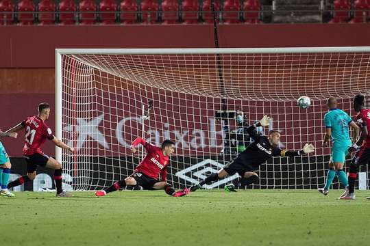 VÀO 0:4! Lionel Messi (Barcelona) đi bóng lắt léo vượt qua một vài hậu vệ đối phương trước khi tung cú sút từ rìa vòng cấm. Bóng chạm một cầu thủ khác và đổi hướng đi thẳng vào lưới.