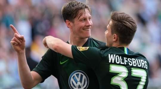 Vào - 4:0! Elvis Rexhbecaj chuyền bóng như đặt cho Wout Weghorst (Wolfsburg), người có một cú sút từ cự ly gần vào góc cao bên phải khung thành, đánh bại thủ môn.