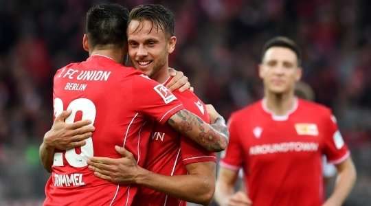 Marcus Ingvartsen (Union Berlin) khống chế bóng gọn gàng sau một đường chuyền sắc bén của đồng đội tại rìa vòng cấm và tung một cú sút làm tung nóc lưới khung thành đối phương, theo một phong cách đã thành thương hiệu của anh.