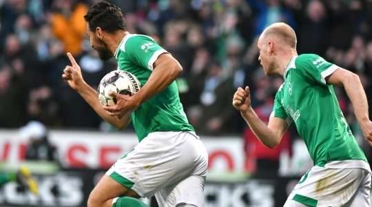 Claudio Pizarro (Werder Bremen) tìm thấy khoảng trống bên trong vòng cấm để đón một quả tạt đẹp mắt và tung cú sút mạnh vào mép trong cột dọc bên trái. Một cú dứt điểm tuyệt vời.