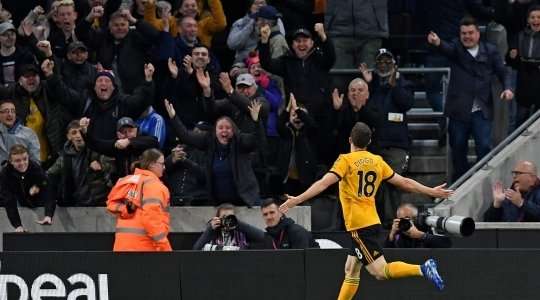 Diogo Jota (Wolves) kết thúc nỗ lực đi bóng đẹp mắt của mình với một cú sút xuất sắc từ trong vòng cấm. Bóng đi chìm vào giữa khung thành và Bernd Leno chỉ có thể vào lưới nhặt bóng. Tỉ số là 3:0.