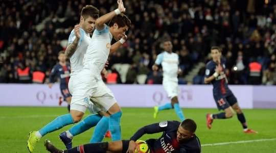 Quyết định của trọng tài đã rõ như pha lê! Một quả phạt đền dành cho Paris SG. Hiroki Sakai (Marseille) vừa có một pha tắc bóng khá quyết liệt và trọng tài Antony Gautier đã thổi phạt.