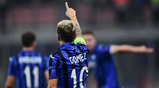 Alejandro Gomez (Atalanta) ghi bàn sau một nỗ lực cá nhân tuyệt vời! Anh rê bóng qua các hậu vệ đối phương và tung một cú sút từ rìa vòng cấm, đưa bóng vượt quá tầm với của thủ môn, vào góc thấp bên trái khung thành. Một bàn thắng ngoạn mục.