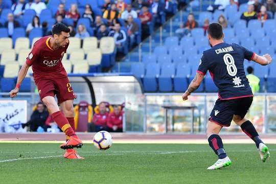VÀO! Một pha kiến tạo xuất sắc của Justin Kluivert, người đóng vai trò then chốt trong việc tổ chức tấn công. Anh ấy dọn cỗ cho Javier Pastore (AS Roma), người đánh bại Alessio Cragno với một cú sút tuyệt vời vào góc phải phía dưới. 2:0.