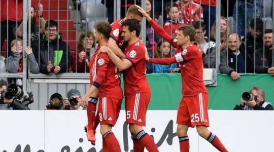 Leon Goretzka (Bayern Munich) bật cao hơn các hậu vệ đối phương trong vòng 5m50 để đón quả phạt góc và ghi bàn với một cú đánh đầu đập đất vào ngay giữa khung thành. Thủ môn đã không kịp phản ứng trong tình huống vừa rồi. Tỉ số bây giờ là 1:0.