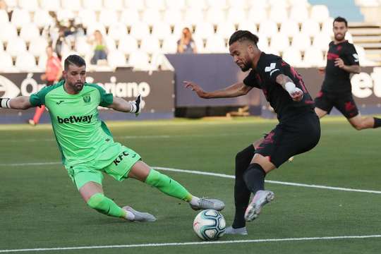 Youssef En Nesyri (Sevilla) rê bóng vào vòng cấm, nhưng thủ môn Ivan Cuellar đã băng ra rất nhanh để ngăn chặn anh ấy.