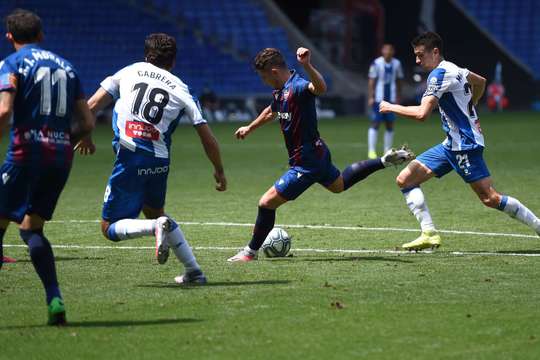 Vào! Enis Bardhi (Levante) len lỏi qua các cầu thủ đối phương trước khi tung một cú sút tuyệt diệu từ rìa vòng cấm vào góc thấp bên phải mành lưới. Thủ môn Diego Lopez đã không có cơ hội nào để chạm vào quả bóng. Tỉ số là 1:2.