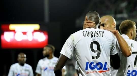 Đó là một bàn thắng! Tỉ số được nâng lên 0:1. Sehrou Guirassy (Amiens SC) nhảy lên cao nhất để đón quả tạt hoàn hảo từ Alexis Blin và tung một cú đánh đầu từ cự li gần vào ngay giữa khung thành. Thủ môn Alexandre Oukidja đã hoàn toàn bó tay.