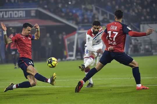 Nabil Fekir (Lyon) nhận một đường chuyền tốt ngay ngoài vòng cấm và tung một cú sút từ vị trí thuận lợi, nhưng một hậu vệ đã kịp thời cản phá.