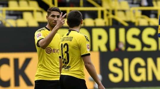 Erling Haaland chuyền bóng cho Raphael Guerreiro (Dortmund) với một đường bóng sắc sảo trong vong cấm, cầu thủ này ngay lập tức sút rất mạnh vào phía trong cột dọc bên phải. Một pha dứt điểm lạnh lùng! Anh ấy nâng tỉ số lên 4:0.