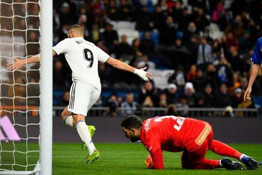 Nó đã đi vào lưới! Sergio Reguilon tung một đường chuyền đến Karim Benzema (Real Madrid), và anh ấy dễ dàng đưa bóng vào lưới trống. Tỉ số là 1:0.