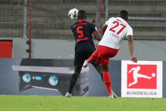 Anthony Modeste (Köln) tung một cú sút từ cự ly tầm trung. Đó là một cú sút cực mạnh vào mép trong cột dọc bên phải. Một cú sút tuyệt vời!