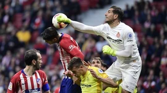 Alvaro Morata (Atl. Madrid) đón một đường chuyền bổng và sút bóng! Pha dứt điểm của anh ấy bay vọt xà ngang trong gang tấc. Thủ môn đã gặp may trong tình huống vừa rồi!