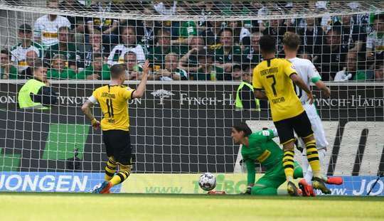 Vào! Christian Pulisic tung một đường chuyền tốt vào vòng cấm và bóng tìm đến Marco Reus (Dortmund). Cầu thủ này không bỏ lỡ vận may của mình và dễ dàng sút bóng từ cự ly gần vào lưới. 0:2.