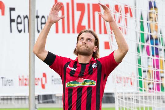 Lucas Holer (Freiburg) phung phí một cơ hội tốt khi đường chuyền quyết định của anh vào trong vòng cấm bị chặn bởi hàng phòng ngự của đối phương.