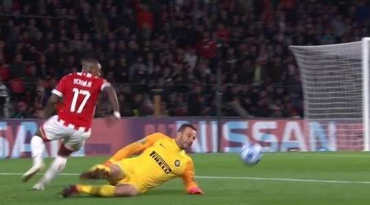 Samir Handanovic (Inter) nhận một chiếc thẻ vàng.