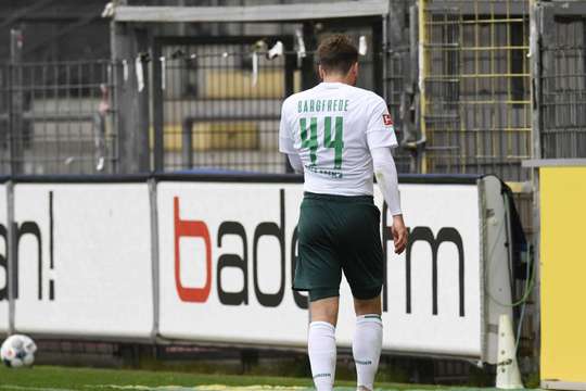 Có vẻ như Philipp Bargfrede (Werder Bremen) quên là mình đã nhận sẵn một thẻ vàng trước đó, và anh rất bất ngờ khi nhìn thấy tấm thẻ vàng thứ hai trên tay trọng tài!
