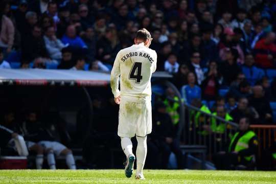 Guillermo Cuadra thổi còi và Sergio Ramos (Real Madrid) bị rút thẻ vàng thứ hai vì pha phạm lỗi của mình. Huấn luyện viên sẽ không khen ngợi anh ấy và các đồng đội cũng vậy. Rời sân, anh ấy có nhiều thời gian để suy nghĩ về nó.