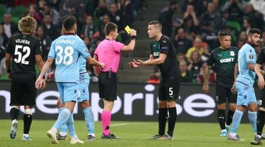 Benoit Bastien rút ra một chiếc thẻ vàng dành cho Uros Spajic (Krasnodar) vì pha tắc bóng thô bạo.