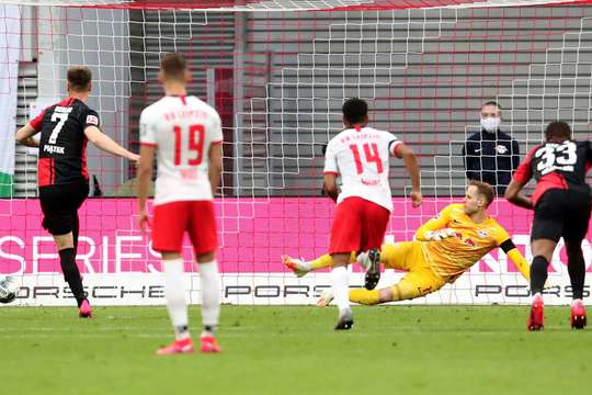 Vào! Krzysztof Piatek (Hertha Berlin) giành chiến thắng trên chấm phạt đền bằng một cú sút không thể cản phá, vượt qua tầm với của thủ môn Peter Gulacsi vào góc thấp bên trái.