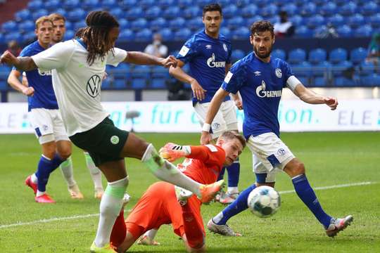 Vào! Kevin Mbabu (Wolfsburg) vừa có bàn thắng theo một cách không thể dễ dàng hơn: đưa vào lưới trống từ cự ly rất gần sau khi bóng bị bật ra từ thủ môn. Tỉ số là 0:3.