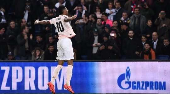 Vào! Marcus Rashford (Manchester United) sút bóng vào góc trái khung thành, vượt qua tầm với của Gianluigi Buffon dù thủ môn đã đổ người hết cỡ.