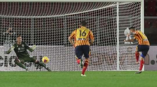 Vào! Gianluca Lapadula (Lecce) sút bóng vào góc trái khung thành, vượt qua tầm với của Rafael dù thủ môn đã đổ người hết cỡ.