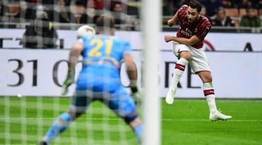 Hakan Calhanoglu (AC Milan) đón đường chuyền từ đồng đội và ở vào một vị trí tuyệt vời trong vòng cấm trước khi tung cú sút xuất sắc vào góc cao bên trái.