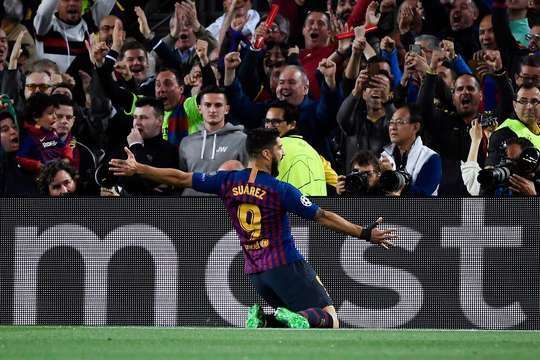 Vào! Luis Suarez (Barcelona) có đủ khoảng trống trong vòng cấm để đón một đường chuyền từ Jordi Alba và dứt điểm gọn gàng vào phía trong cột dọc bên trái. 1:0.