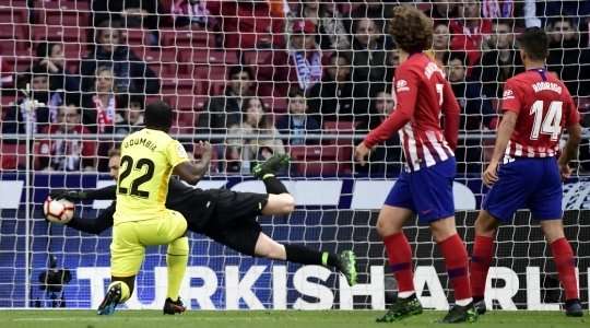 Seydou Doumbia (Girona) đón một đường căng ngang rất đẹp tại rìa vòng 5m50 và dứt điểm về phía cột dọc bên trái, buộc thủ môn Jan Oblak phải trổ hết tài nghệ để đổ người cứu thua.