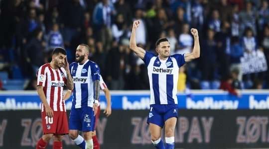 Hãy ngả mũ thán phục! Lucas Perez (Alaves) ghi một bàn thắng sấm sét từ ngoài vòng cấm, cú sút căng như kẻ chỉ của anh đi rất hiểm hóc vào góc cao bên trái. Thủ môn đã đứng hình!